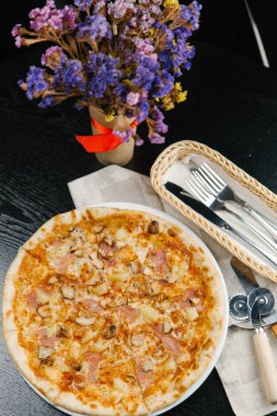 Ananas, jambon ve tavuk peynirli pizza