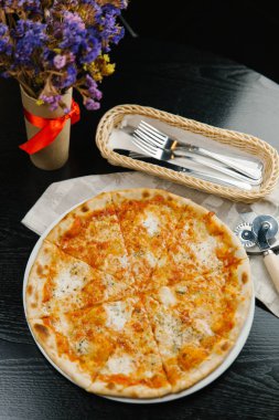 Peynirli pizza otlar ve domates sosu ile