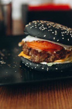 Domates ve peynir ile siyah hamburger