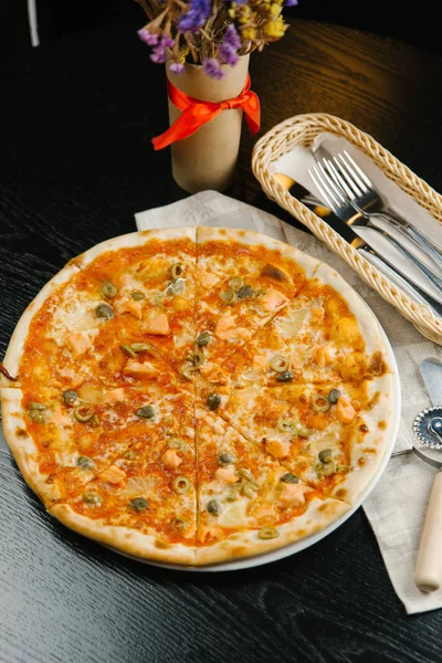 Pizza de queso con aceitunas y salmón —  Fotos de Stock