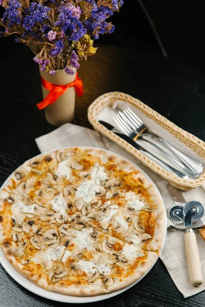 Pizza de queso con champiñones, feta y hierbas —  Fotos de Stock