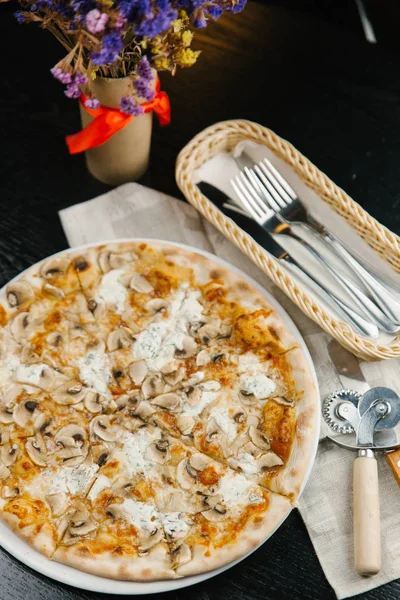 Pizza de queso con champiñones, feta y hierbas —  Fotos de Stock