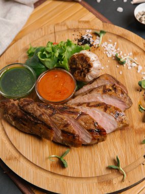 Kavrulmuş Dana dilimler halinde kesip