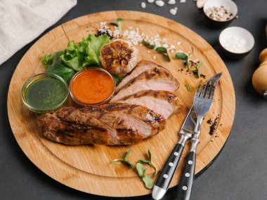 Kavrulmuş Dana dilimler halinde kesip