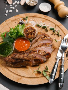 Kavrulmuş Dana dilimler halinde kesip