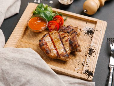 Izgara biftek sosu ve domates ile