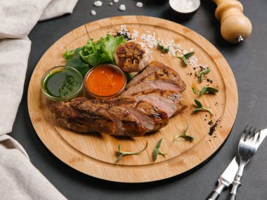 Kavrulmuş Dana dilimler halinde kesip