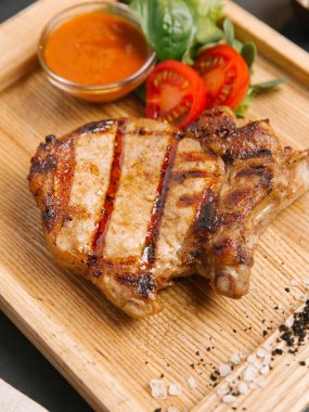 Izgara biftek sosu ve domates ile