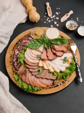 Et karışımı ahşap tahta üzerinde soslar