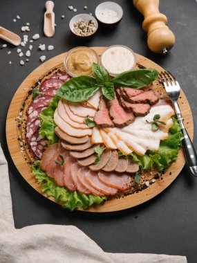 Et karışımı ahşap tahta üzerinde soslar