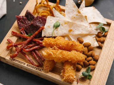 Kızarmış Balık köftesi, sarsıntılı ve badem