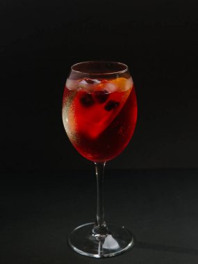 Ahududu ve Votka limon ve kireç kokteyl