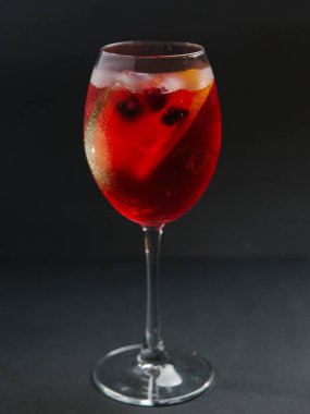 Ahududu ve Votka limon ve kireç kokteyl