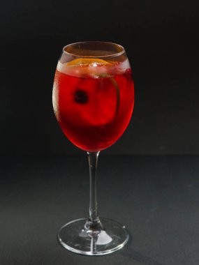 Ahududu ve Votka limon ve kireç kokteyl