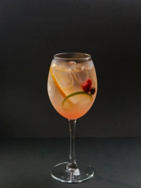 Vanilya ve beyaz ROM ile kireç kokteyl