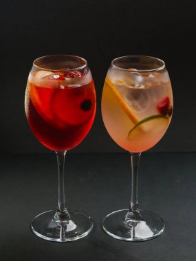 İki kokteyl limon ve limon ile