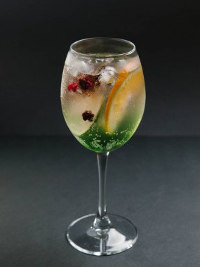 Vanilya pelin kokteyl limon ve limon ile