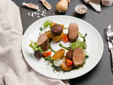 Kavrulmuş Dana sosis ile fırında patates