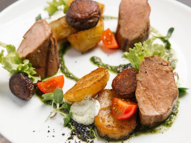 Kavrulmuş Dana sosis ile fırında patates