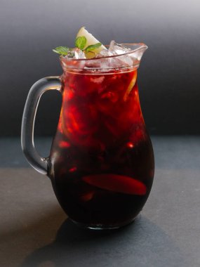 Kiraz yumruk buz ile sürahi