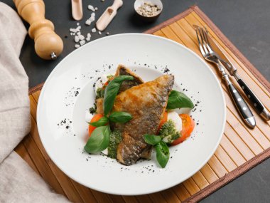 Domates ve beyaz peynir ile kızarmış balık biftek 