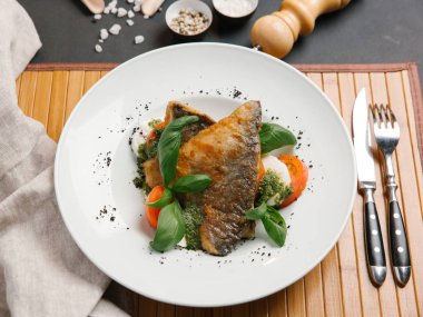 Domates ve beyaz peynir ile kızarmış balık biftek 