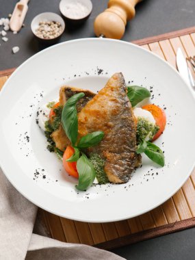 Domates ve beyaz peynir ile kızarmış balık biftek 