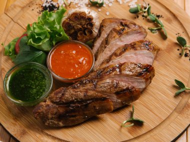 Kavrulmuş Dana dilimler halinde kesip