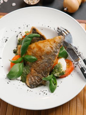 Domates ve beyaz peynir ile kızarmış balık biftek 