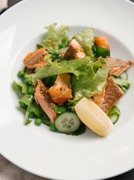Salat und Gurken mit gegrilltem Lachs — Stockfoto
