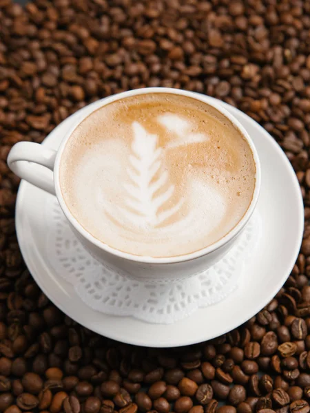 Чашка кофе Капучино с искусством латте — стоковое фото