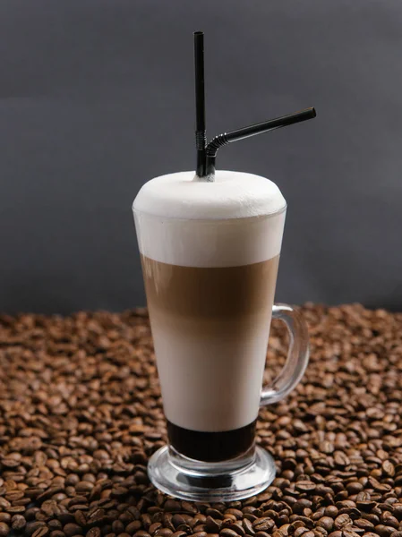 라 떼 커피 유리에서 어두운 럼 — 스톡 사진