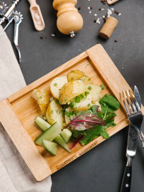 Kızarmış patates ile Galce soğan