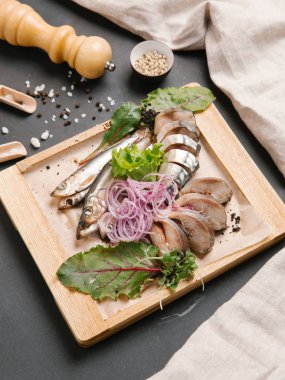 Tuzlu clupea soğan ile Balık kesmek