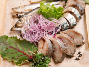 Tuzlu clupea soğan ile Balık kesmek