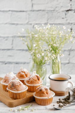 Vanilyalı kek şeker tozu ile tepesinde