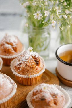 Vanilyalı kek şeker tozu ile tepesinde