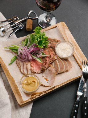 Et karışımı ahşap tepsi