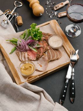 Et karışımı ahşap tepsi