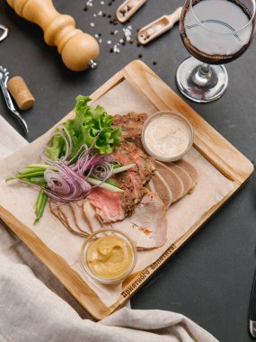 Et karışımı ahşap tepsi