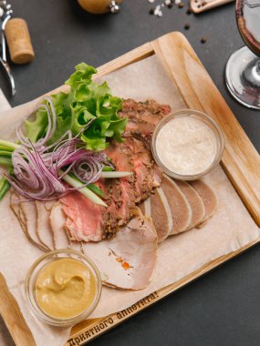 Et karışımı ahşap tepsi