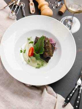 Et ve sebze ile sarılmış yaprak dolması