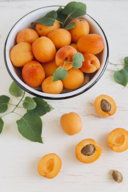 Bütün ve kesilmiş taze kayısı 