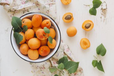 Bütün ve kesilmiş taze kayısı 