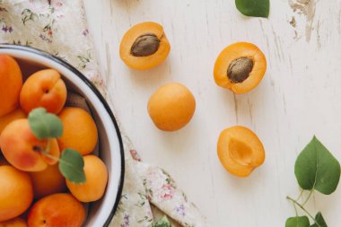 Bütün ve kesilmiş taze kayısı 