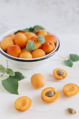 Bütün ve kesilmiş taze kayısı 