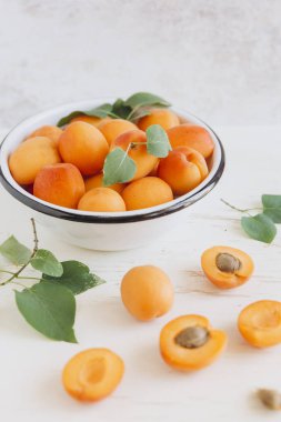 Bütün ve kesilmiş taze kayısı 