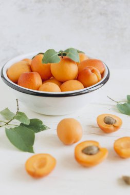 Bütün ve kesilmiş taze kayısı 