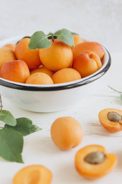 Bütün ve kesilmiş taze kayısı 