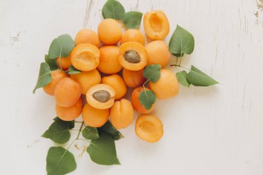 Bütün ve kesme kayısı yığını